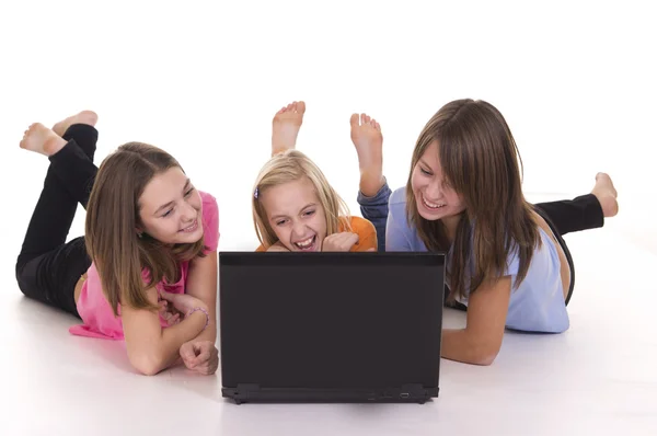 तीन लड़कियों और लैपटॉप — स्टॉक फ़ोटो, इमेज