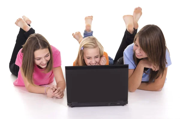 Drie meisjes en laptop — Stockfoto