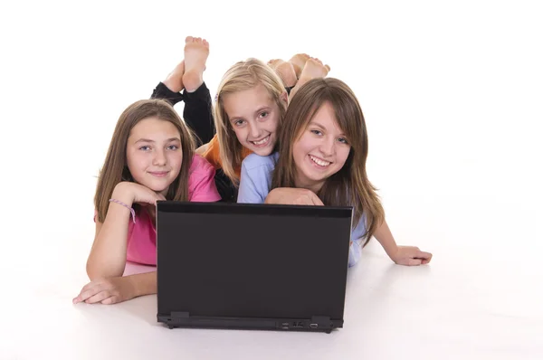 Drie jonge meisjes en laptop — Stockfoto