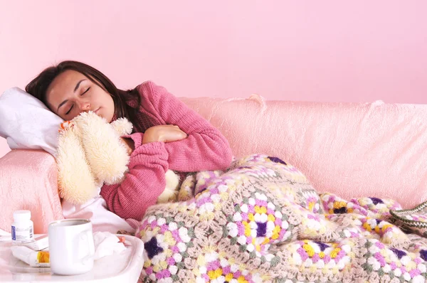 Meisje in bed met speelgoed — Stockfoto