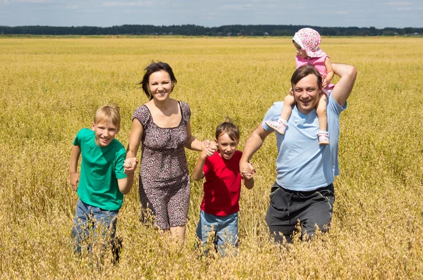 Nette Familie auf dem Feld — Stockfoto
