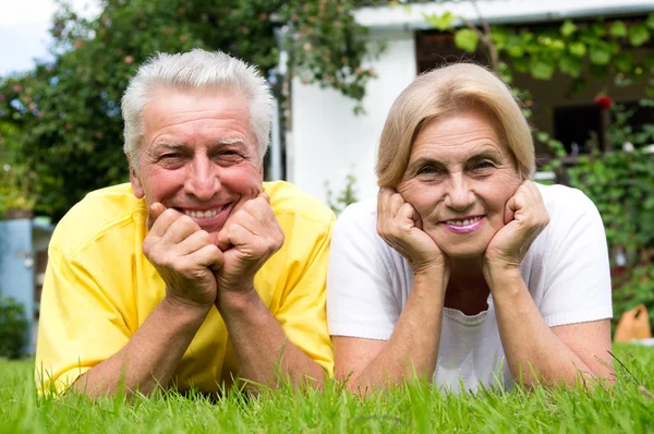 Sevimli yaşlı çift açık havada — Stok fotoğraf
