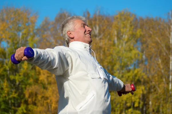 Old man with dumb bells — Stock Photo, Image