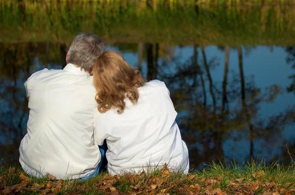 Krásný starý pár u jezera — Stock fotografie