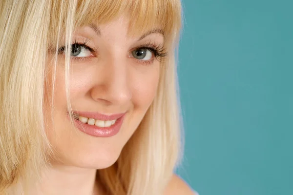 Portret pięknej ładne blond pani kaukaski z kwiatami — Zdjęcie stockowe