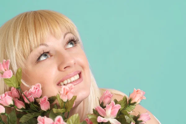 Portret pani piękna blondynka kaukaski uśmiech z kwiatami — Zdjęcie stockowe