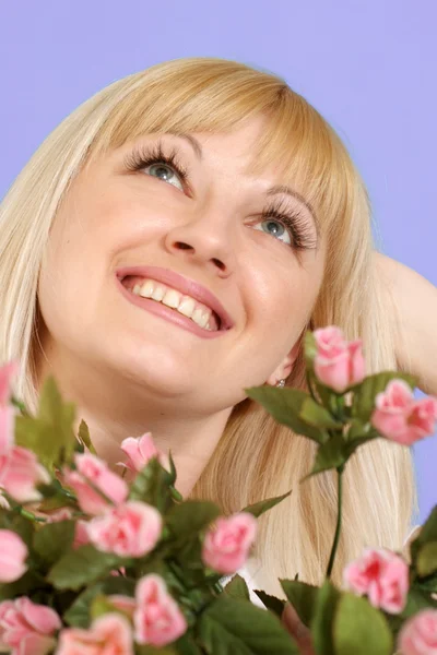 Portret van een mooie blonde Kaukasische goede dame met bloemen — Stockfoto