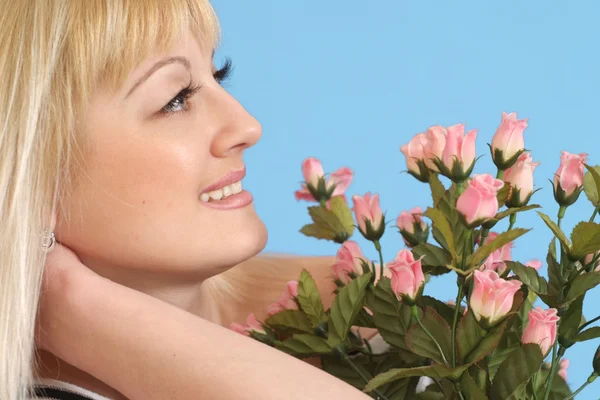 Portret van een mooie blonde Kaukasische wijfje met bloemen — Stockfoto