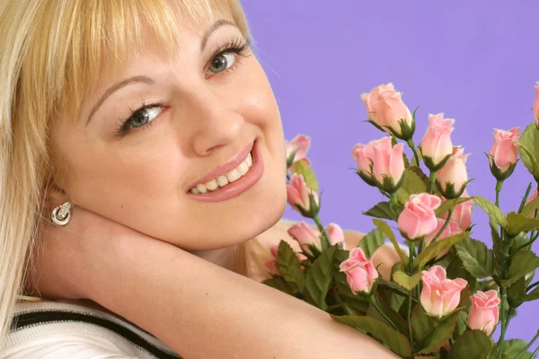Porträtt av en fin blond kaukasisk kvinna med blommor — Stockfoto
