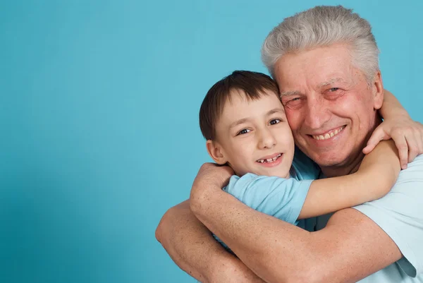 Glad kaukasiska farfar med sin sonson luras — Stockfoto