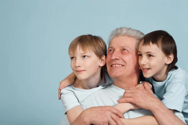 Glad kaukasiska farfar till två pojkar — Stockfoto