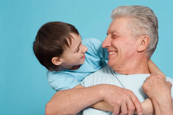 Счастливый симпатичный белый дедушка с обманутым внуком — стоковое фото