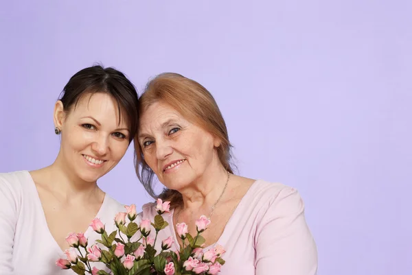 Glad kaukasiska äldre kvinna och hennes dotter — Stockfoto