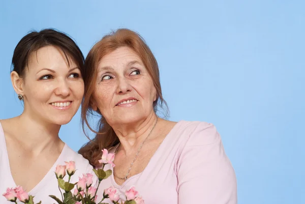 Buena mujer anciana caucásica y su hija —  Fotos de Stock