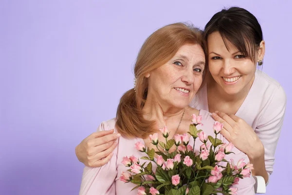 Lycka till kaukasiska äldre kvinna och hennes dotter — Stockfoto