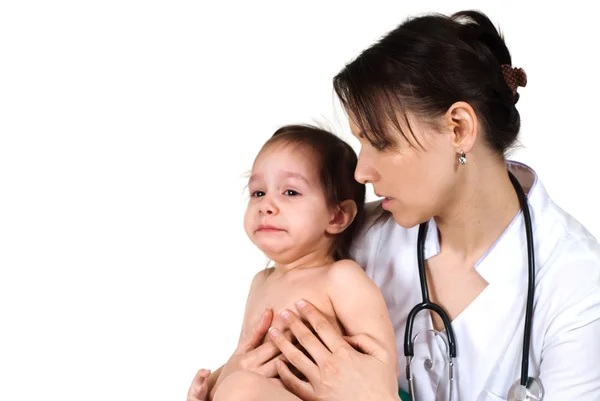 Schöne glückliche kaukasische Krankenschwester hält ein kleines Mädchen — Stockfoto