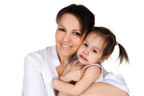 Güzel beyaz hemşire bir kız bebek tutan gülümseyerek — Stok fotoğraf