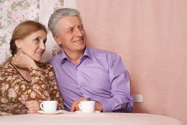 Un hermoso par de pensionistas sentados juntos —  Fotos de Stock