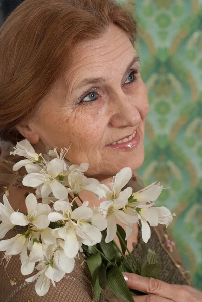 Vackra kaukasiska äldre kvinna — Stockfoto