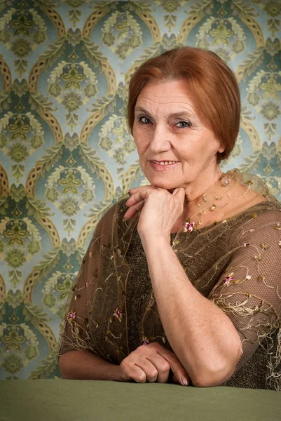 Piękne kaukaski kobieta wieku siedzi przy stole — Zdjęcie stockowe