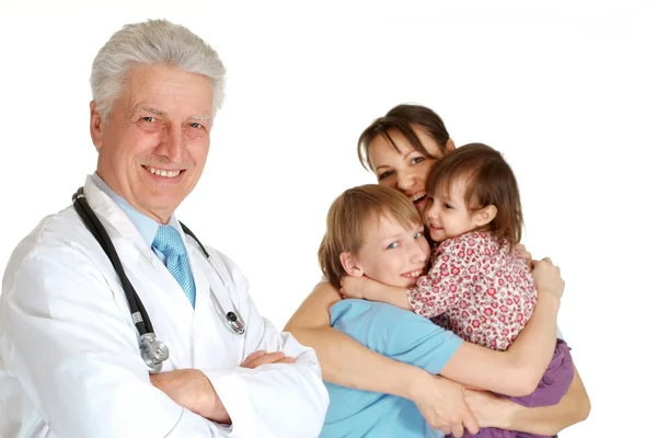 Счастливый белый врач с маленьким пациентом — стоковое фото