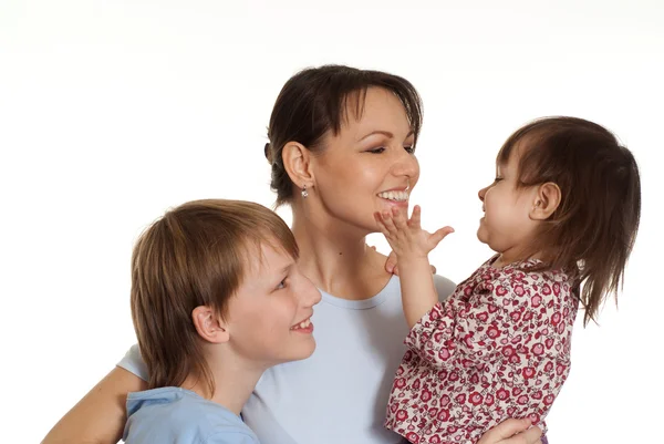 Família caucasiana feliz é abraçada — Fotografia de Stock
