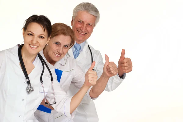 Tres sonrientes médicos caucásicos de pie —  Fotos de Stock