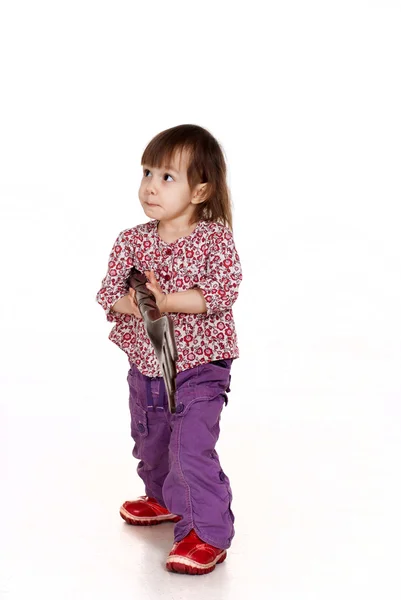 Bella piccola ragazza caucasica in posa con una forchetta — Foto Stock