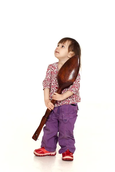 Das nette kleine Mädchen gönnt sich einen schönen Kaukasier mit Spoo — Stockfoto