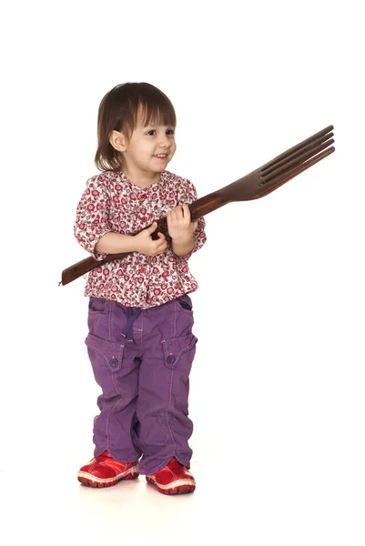 Gyönyörű szép kis kaukázusi lány pózol egy villával — Stock Fotó
