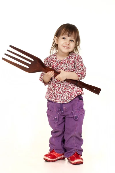 Bastante pequeña chica caucásica posando con un tenedor — Foto de Stock