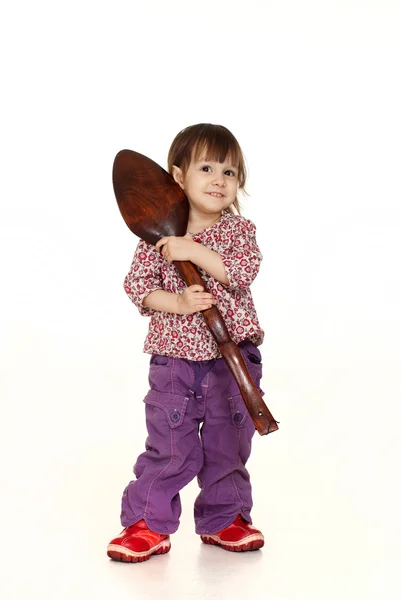Das gute kleine Mädchen gönnt sich einen schönen Kaukasier mit Spoo — Stockfoto