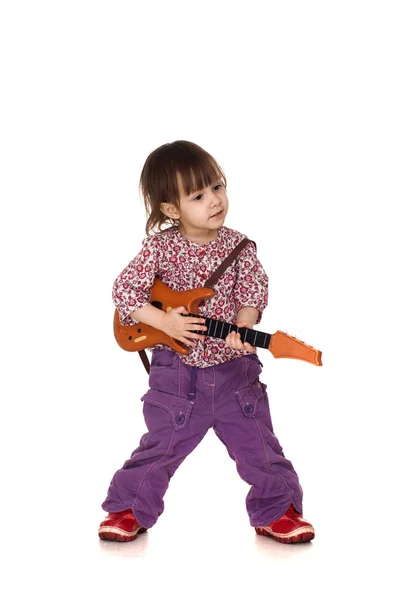 Schöne gute kleine kaukasische Mädchen spielt mit einer Gitarre — Stockfoto