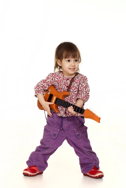 Seligkeit kleine kaukasische mädchen plays mit ein gitarre — Stockfoto