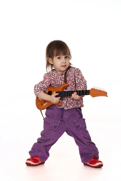 Freude kleine kaukasische Mädchen spielt mit einer Gitarre — Stockfoto
