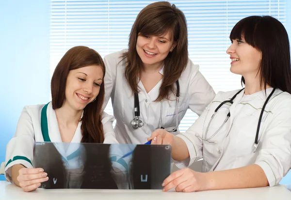 Drei charmante Krankenschwestern Bild ansehen — Stockfoto