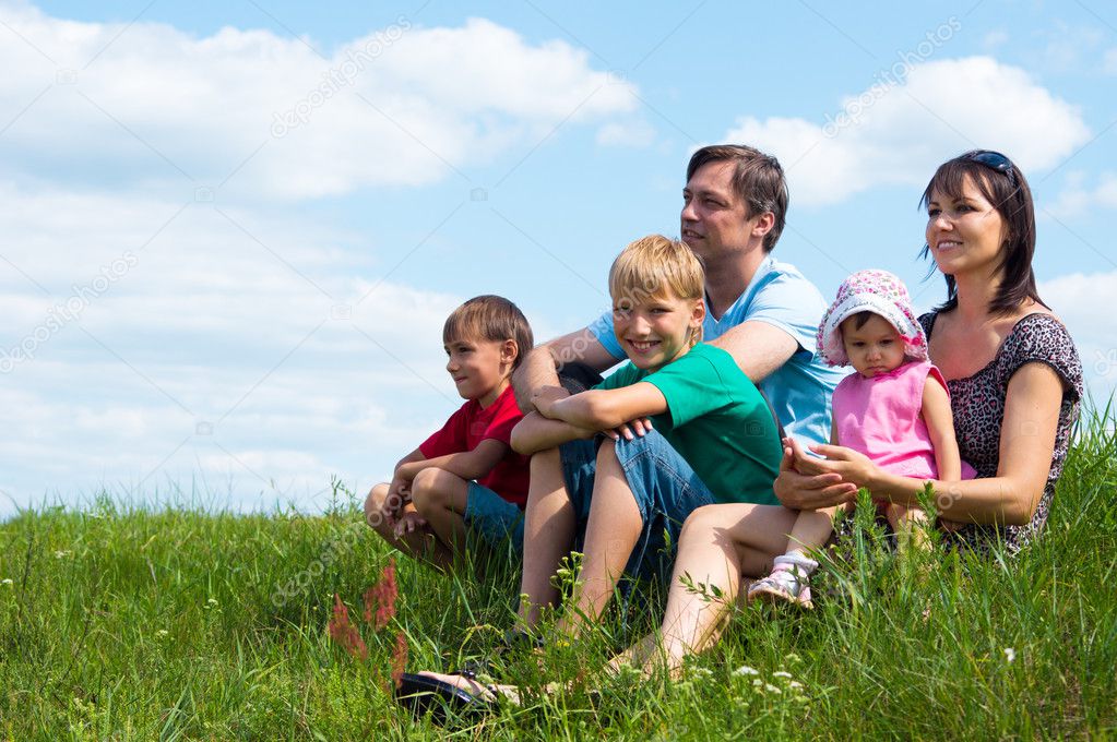 http://static9.depositphotos.com/1080148/1093/i/950/depositphotos_10938664-Large-family-at-nature.jpg