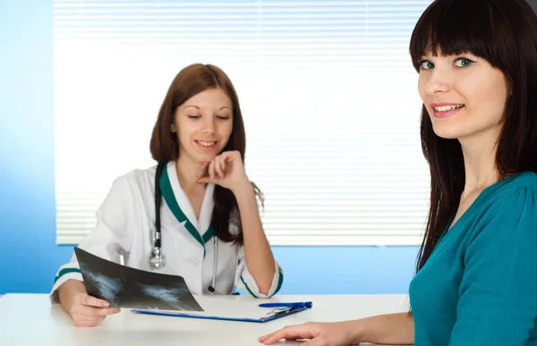 A nice Caucasian girl to the doctor — Stock Photo, Image