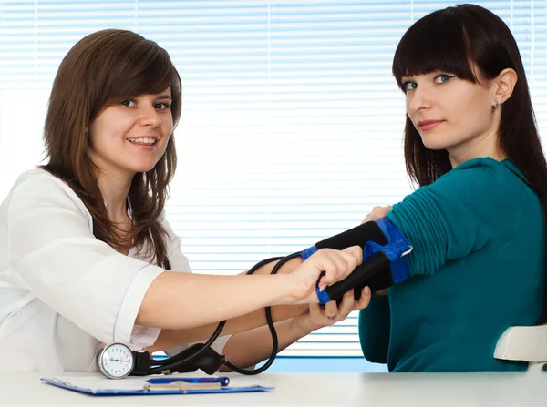 A happy Caucasian girl to the doctor — Stock Photo, Image