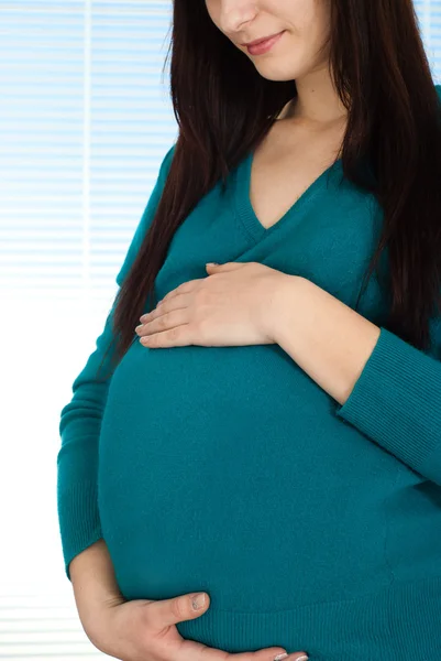 Piękny szczęśliwy w ciąży dziewczynę stojącą — Zdjęcie stockowe