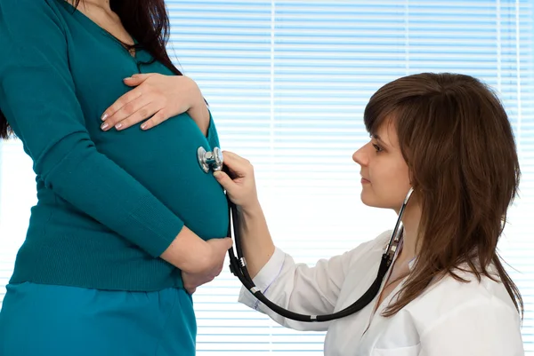 Красивая радость кавказская беременная женщина врачу — стоковое фото