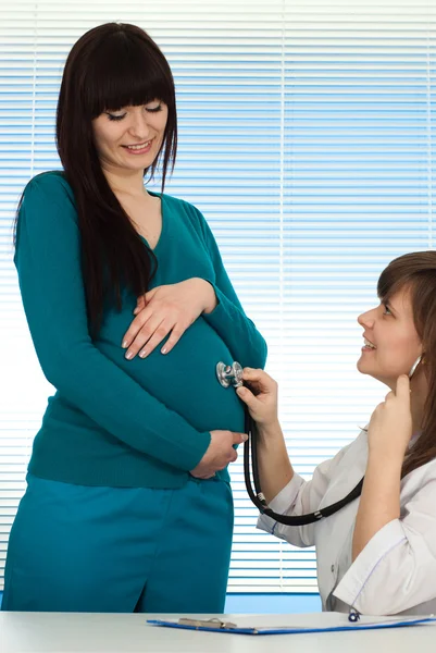 Bella fortuna donna incinta caucasica al dottore — Foto Stock