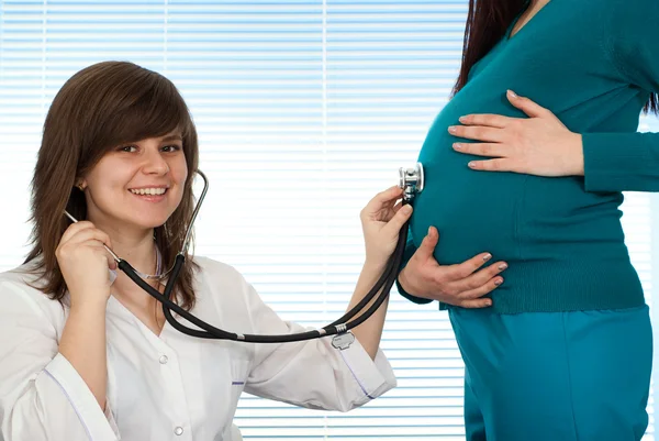 美しい素敵な白人妊娠中の女性は医者に — ストック写真