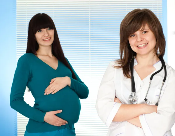 Красивая беременная белая женщина к врачу — стоковое фото