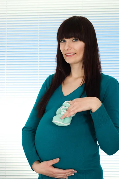 立っている美しい素敵な妊娠中の女の子 — ストック写真
