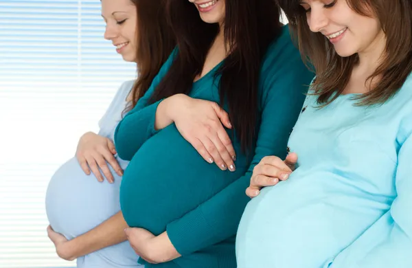 Drie zwangere meisje zijn mooi — Stockfoto