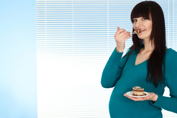 Mooie zwangere vrouwelijke staande — Stockfoto