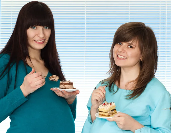 Dos mujeres embarazadas son hermosas. — Foto de Stock