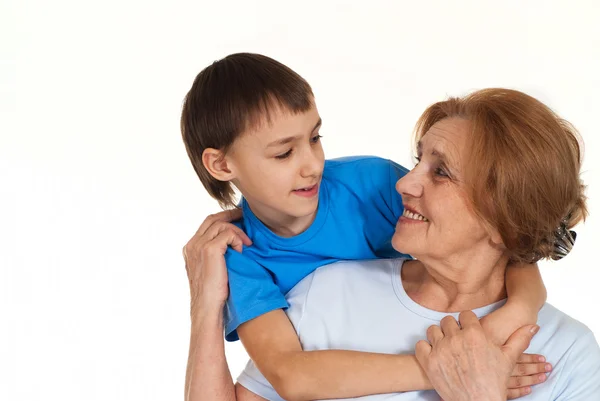 Gelukkig geluk oma met zijn kleinzoon voor de gek houden — Stockfoto