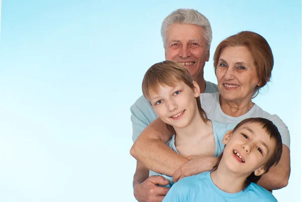 Felice nonni caucasici con nipoti ingannati — Foto Stock